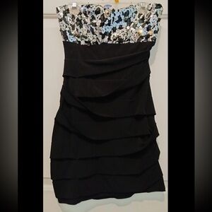 Elegant Strapless Bodycon Black Dress with Layered Fabric and Sequin Top